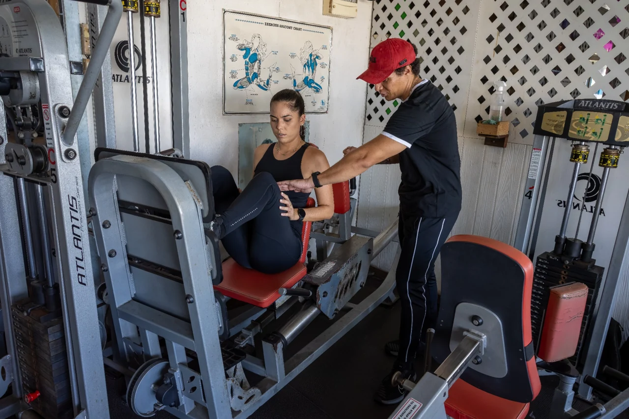 Benjamin accompagne une cliente en salle